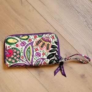 Retired Vera Bradley Viva La Vera Pattern Wristlet Wallet